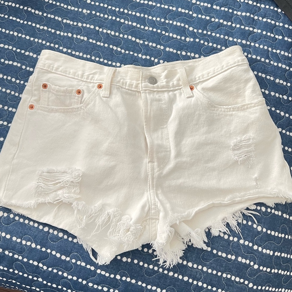 Levis cutoffs - white